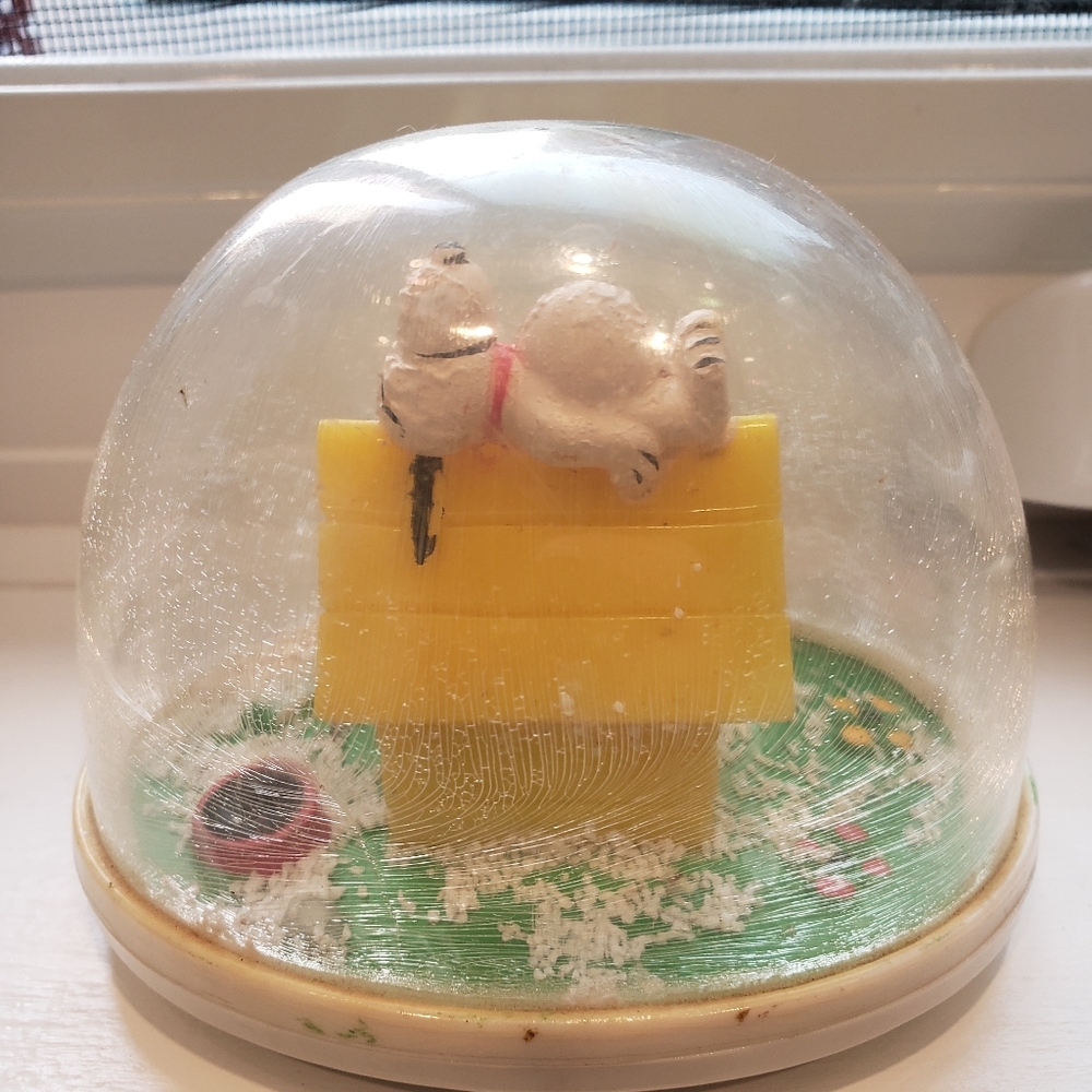 Vintage Snoopy on dog house snow globe